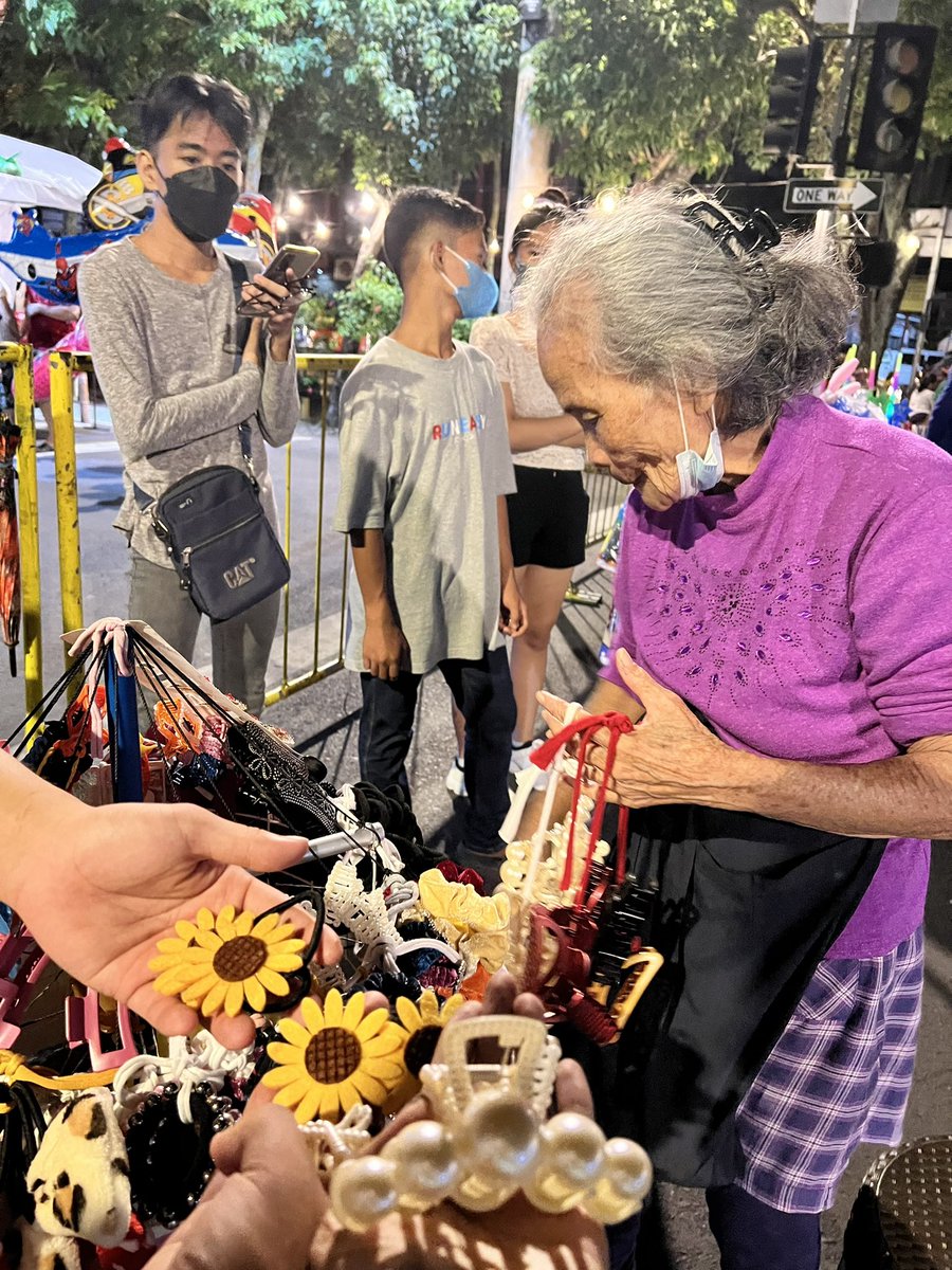jhoannagracec's tweet photo. Hello, Davao pips! If u’re at Roxas night market and wants to buy hair accessories, consider buying from the lola at the exit. P50 lang for the big clips and P30 for the small pairs😊 https://t.co/xXm7WgIB2g