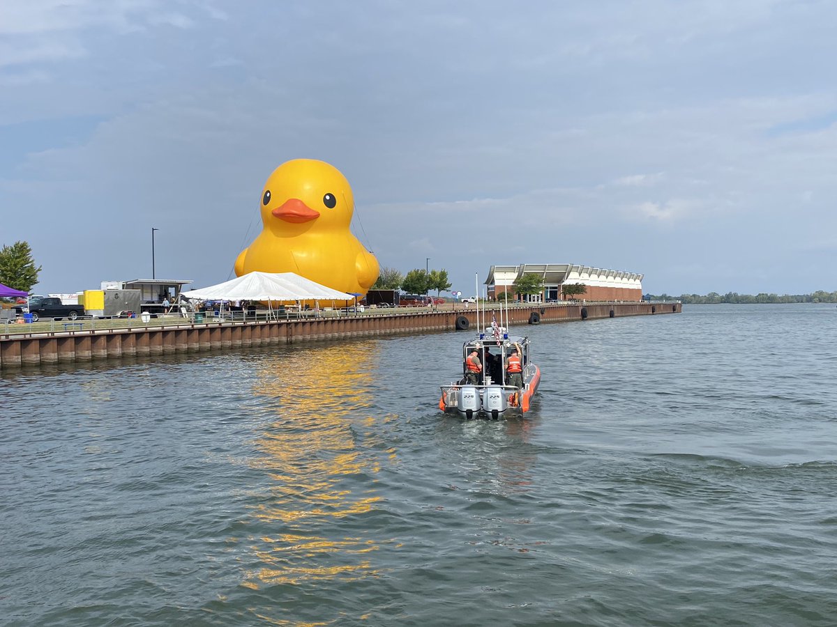 USCGGreatLakes's tweet photo. #USCG STA Erie coordinated waterside security ops during the #ParadeofSails w/ support from local, state, and federal law enforcement agency partners. BZ waterside security team for the continuous work they do to maintain the safety and security of #TallShipsErie #Interagency https://t.co/qTmtbZVPTs