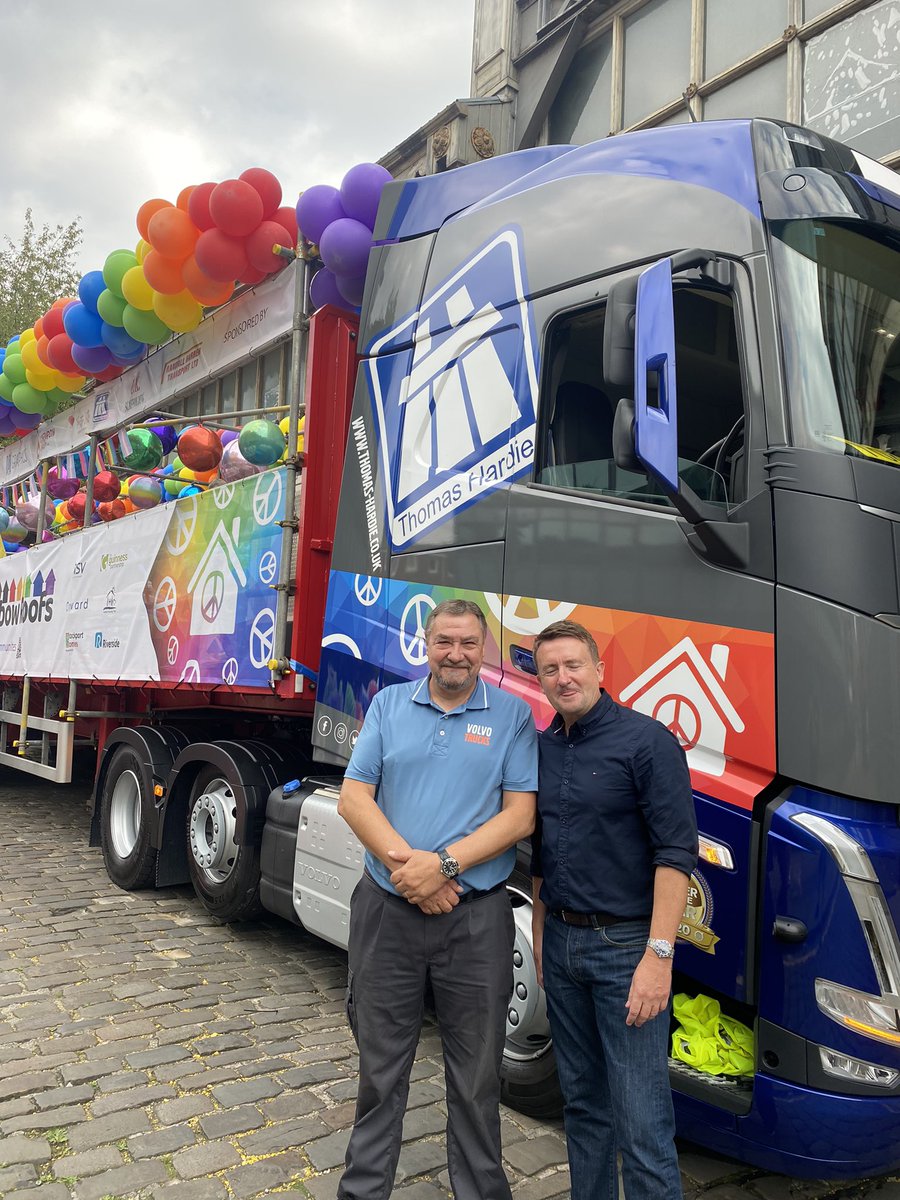 irwellvalley's tweet photo. Amazing to be at #ManchesterPride with our friends from @RoofsRainbow @Houseproud_NW @GMhousing - proud to be representing #UKHousing at one our favourite celebrations of the year #LoveIsLove #PeaceAndLove https://t.co/vSbXwYTPt8