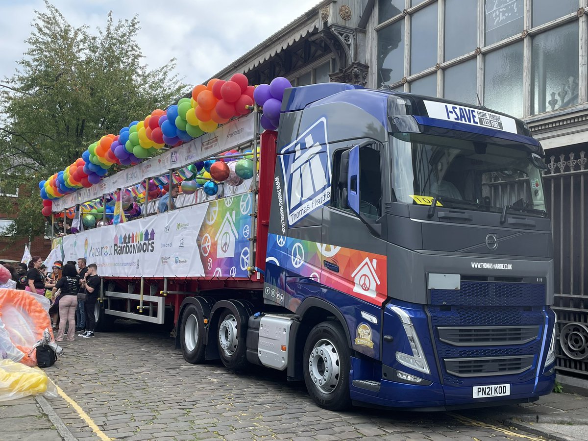 irwellvalley's tweet photo. Amazing to be at #ManchesterPride with our friends from @RoofsRainbow @Houseproud_NW @GMhousing - proud to be representing #UKHousing at one our favourite celebrations of the year #LoveIsLove #PeaceAndLove https://t.co/vSbXwYTPt8