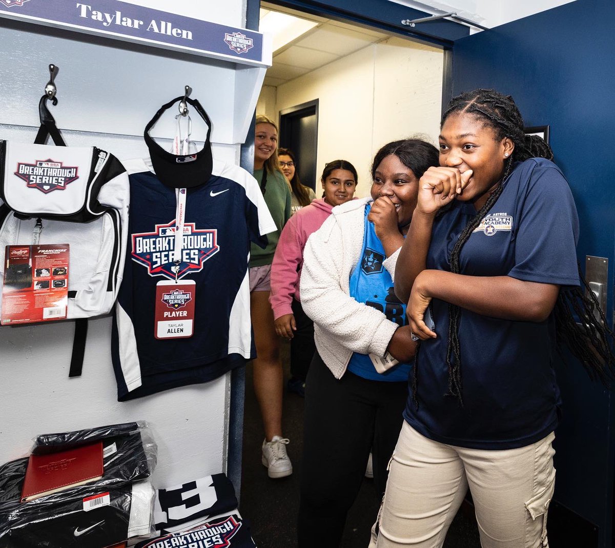 MLBDevelops's tweet image. Walking into the @MLB Softball Breakthrough Series locker rooms like … 🤩🔥😁