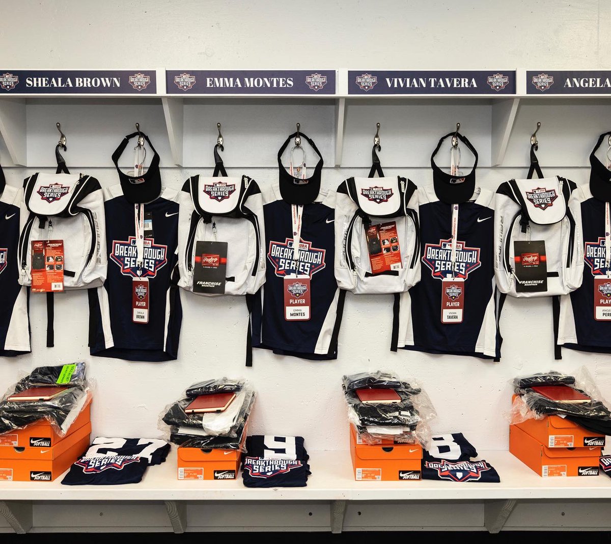 MLBDevelops's tweet image. Walking into the @MLB Softball Breakthrough Series locker rooms like … 🤩🔥😁