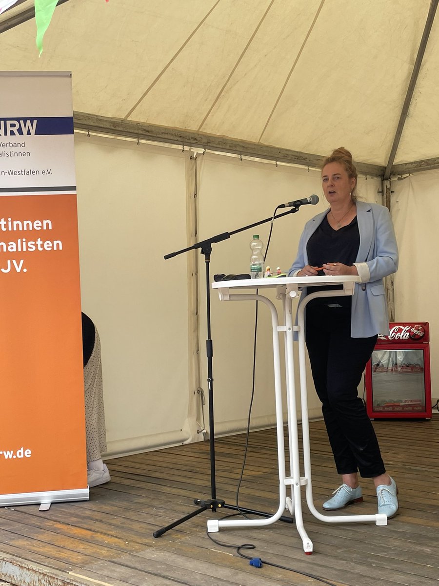 Locationzapping's tweet photo. Ute Korinth gibt Impulse für Resilienz und Achtsamkeit im journalistischen Alltag. Der Buddha ist mit an Bord, das heißt Atmen und jeden Tag etwas machen, was einem gut liegt! Und natürlich Atmen nicht vergessen! #Campfire22 https://t.co/ki5ouZppcZ