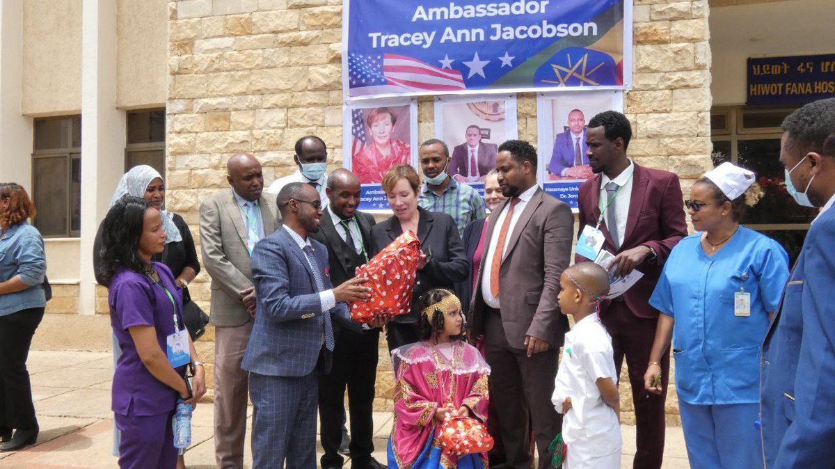 የሐረማያ ዪኒቨርሲቲ አና የክልሉ ጤና ቢሮ ከፍተኛ አመራሮች እንዲሁም የዩኒቨርሲቲው ሆስፒታል ከፍተኛ አመራሮች በተገኙበት በኢትዮጵያ የአሜሪካ መንግሥት አምባሳደር ትሬሲ አን ጃኮብሰን የተመራውን ልዑክ  በደማቅ ሁኔታ አቀባበል አድርገውላቸዋል፡