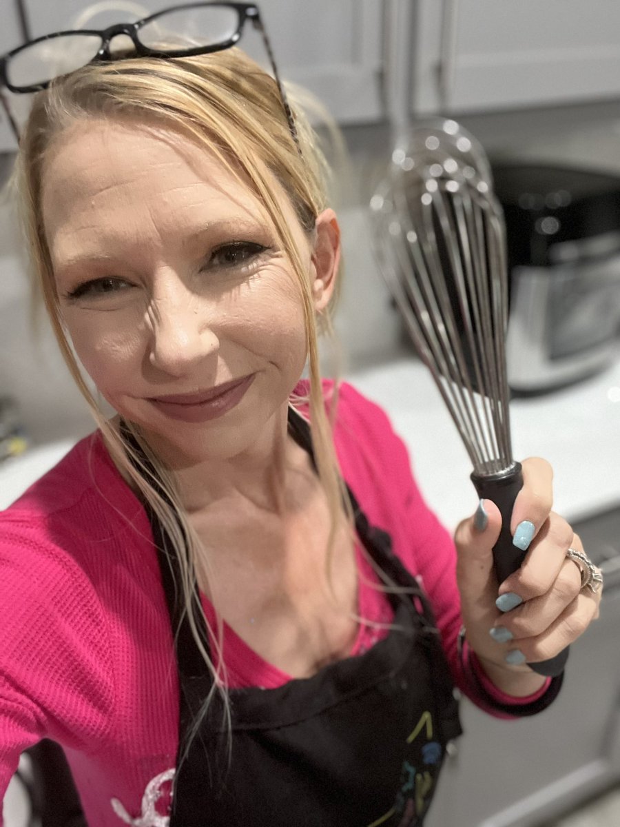 Bourbon BIRTHDAY pie for <a href="/ZEROCOOLIV/">ZeroBrew</a> !!  And finishing <a href="/djskids24/">🎧🎤DJ Skids</a> ‘s meal redemption for her homemade Chocolate Mayo cake !!!  Day 9 streaming for @starlightchildrensfoundation starlightchildrensfoundation Come celebrate with me!!  Twitch.TV/Lil_Miss_Nikki