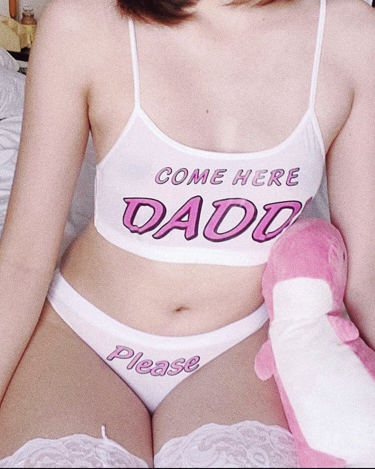 Lina_submi's tweet photo. Muero por un conjunto así para que papi me lo quite cuando me visita por las noches 🥺🥺🥺
#nswftw #nsftwtwt #slut #daddysslave #daddyswhores #daddylilslut #DaddysPet #submissivekitten #agegapfun #agegap #daddykink https://t.co/KsWnXoGWAl
