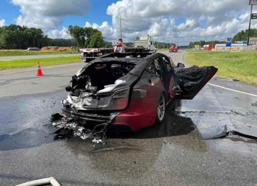 My grandfather’s #TeslaPlaid caught fire. The computer said the left motor malfunctioned, but said the car was drivable & not to exceed 65mph 
After driving 2 miles at 16-18mph the car caught fire.  The car was only 13 months & only covered 9,000 mph @elonmusk @Tesla