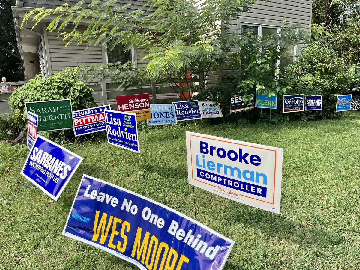 JulieAppelstein's tweet photo. So excited to be out here knocking for our historic ticket and this amazing Anne Arundel team!
Shoutout to @DanaCJones who was so diligent in shifting me last weekend!! 😄 #Brooke4MD #AllBlueIn2022 https://t.co/HX0vHWvUjx