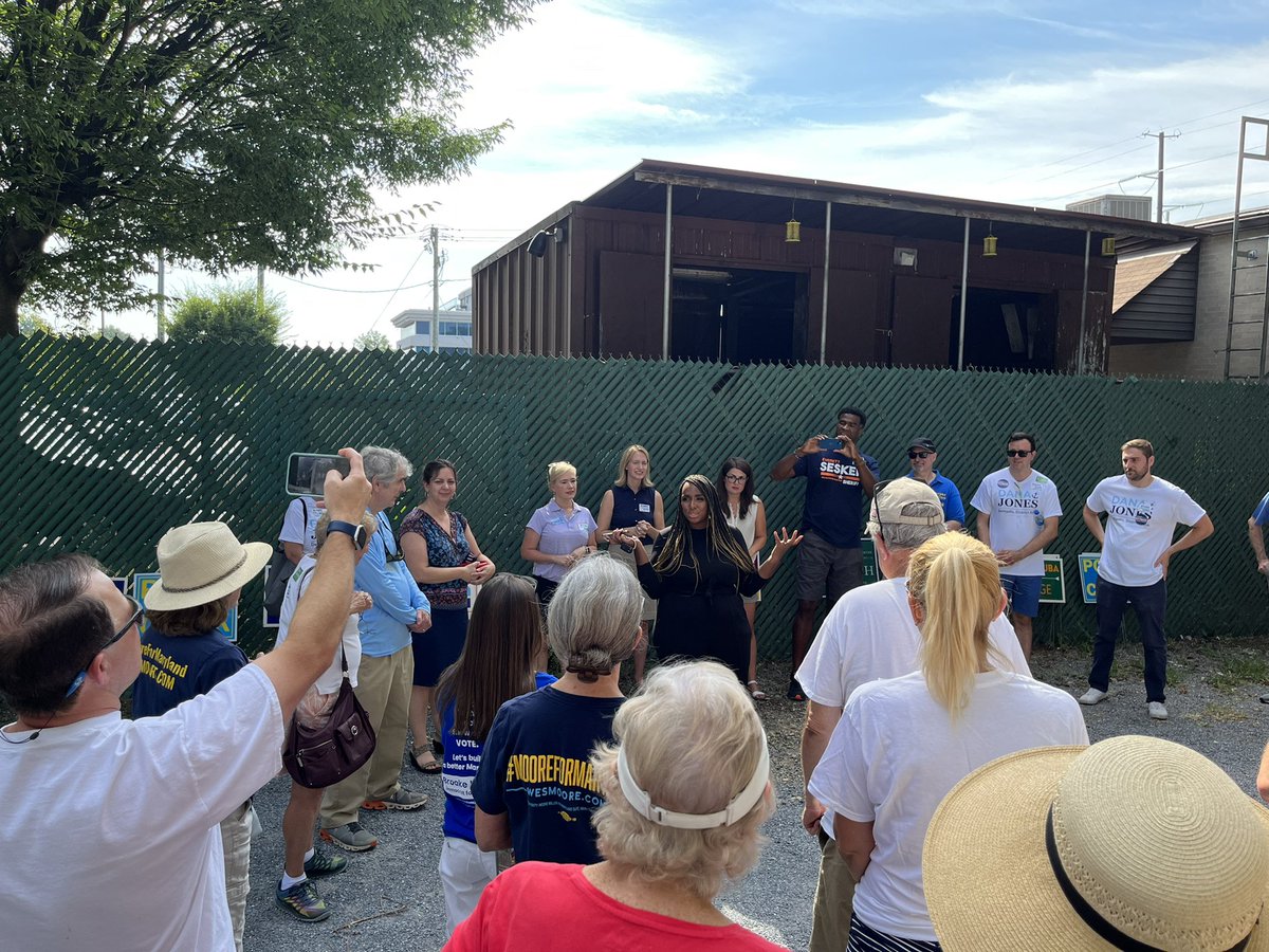 JulieAppelstein's tweet photo. So excited to be out here knocking for our historic ticket and this amazing Anne Arundel team!
Shoutout to @DanaCJones who was so diligent in shifting me last weekend!! 😄 #Brooke4MD #AllBlueIn2022 https://t.co/HX0vHWvUjx