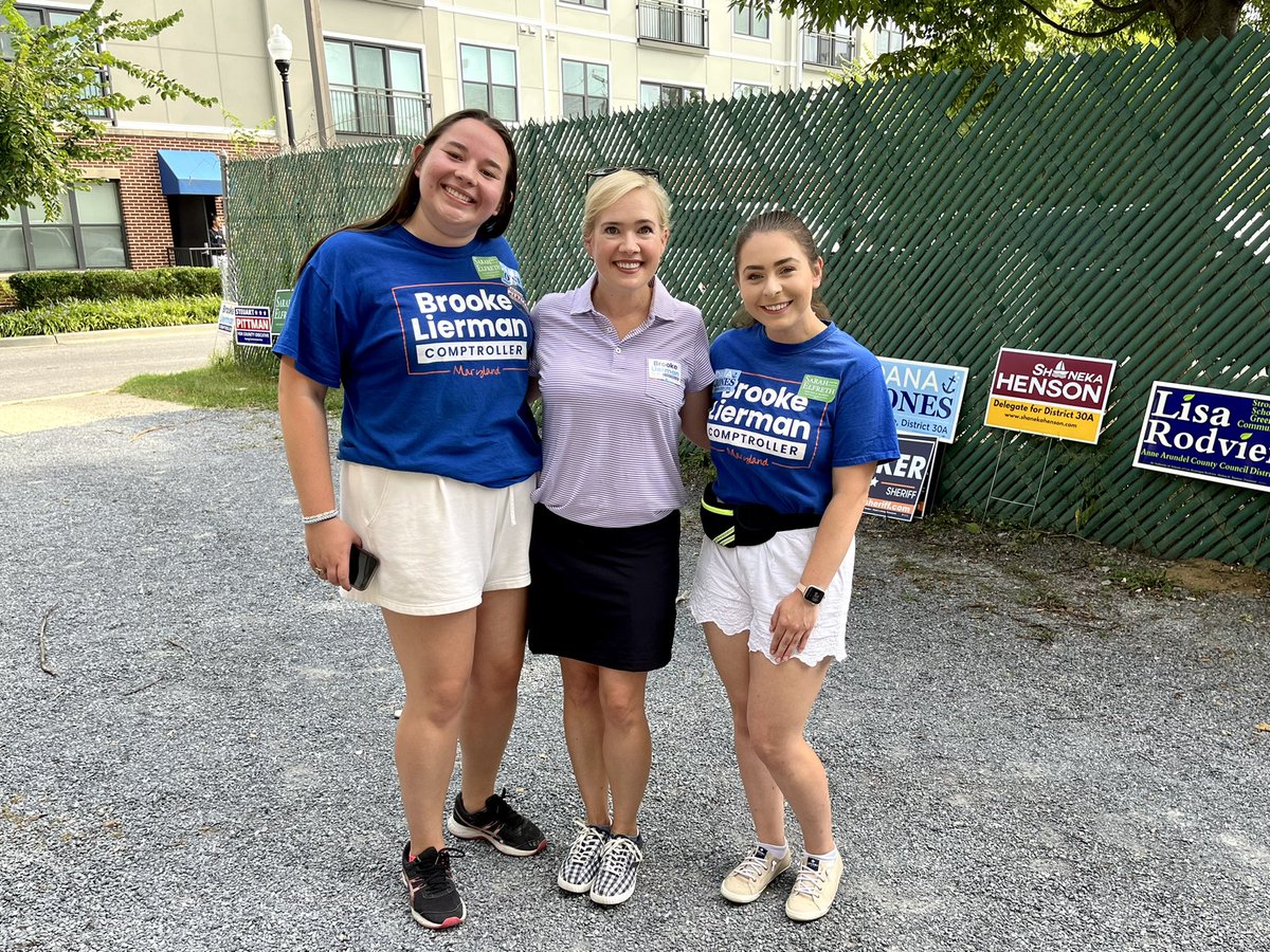 JulieAppelstein's tweet photo. So excited to be out here knocking for our historic ticket and this amazing Anne Arundel team!
Shoutout to @DanaCJones who was so diligent in shifting me last weekend!! 😄 #Brooke4MD #AllBlueIn2022 https://t.co/HX0vHWvUjx