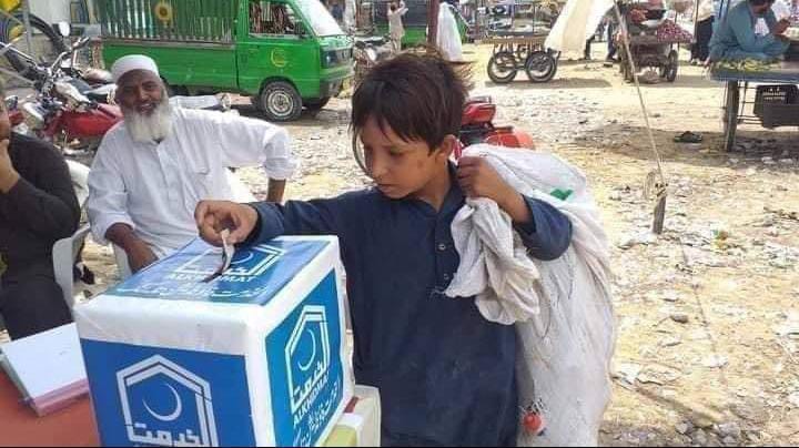 UmerEngnr's tweet photo. *فخر پاکستان*
یہ سیلاب زدگان کیلئے اب تک کی سب سے بڑی ڈونیشن ہے ، ارباب اقتدار میں بیٹھے وہ لوگ جو ہمارے ووٹوں سے منتخب ہوئے ہیں ان کے منہ پہ اس بچے کا مارا ہوا تمانچہ تادم مرگ نہیں بھلایا جا سکتا ۔
#floodsituationinsylhets 
#سیلاب_زدگان_آپکی_مددکےمنتظر 
@KismatZimri 
@ImranRiazK https://t.co/VVxW91jn30