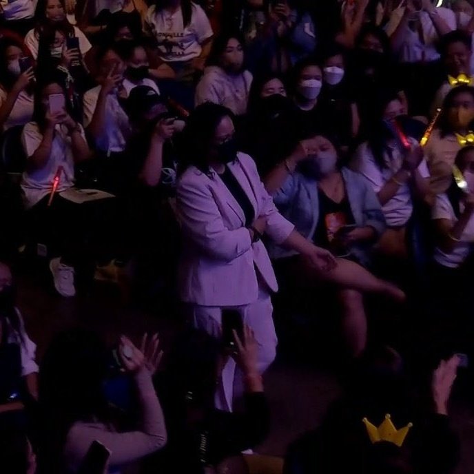 TitaMomma's tweet photo. That very moment when the author herself exudes Maxpein's aura as she rose from the crowd. The same goosebumps I felt when Hwejangnim called Max to come up on stage minus the bodyguards but now more of crowd cheering for her. The power. The brainchild. The legendary "@maxinejiji" https://t.co/rICIGSrhSs