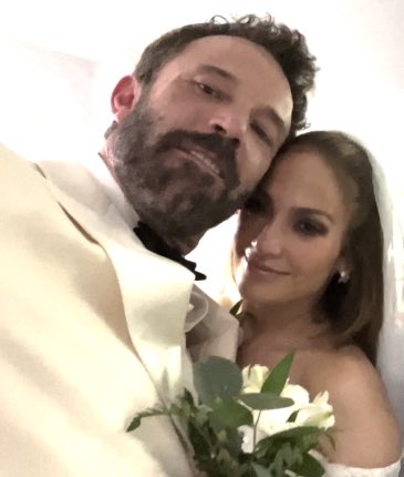 ho3tava's tweet photo. A blessed marriage... #Batman returned to his cave....
#RestoreTheSnyderVerse #RestoreTheAyerCut
#MakeTheBatfleckMovie #HenryCavillSuperman #ManOfSteel2
#Batfleck
#benifer
#HenryCavill https://t.co/azdIZw49rn