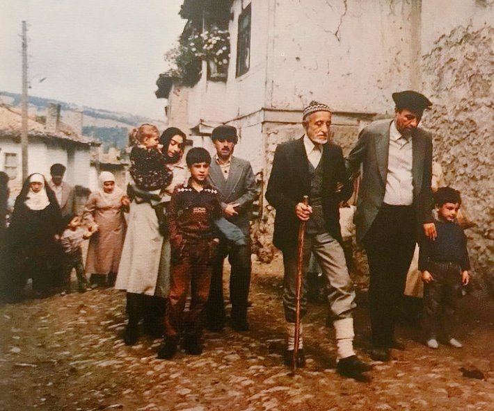 hsntarih's tweet photo. 📸 #KemalSunal, Demet Akbağ ve Necati Bilgiç’in yer aldığı “#Davacı” filminden bir fotoğraf... 

🗓 Yıl 1986  

#tarih #history https://t.co/GLQuhNRPGr
