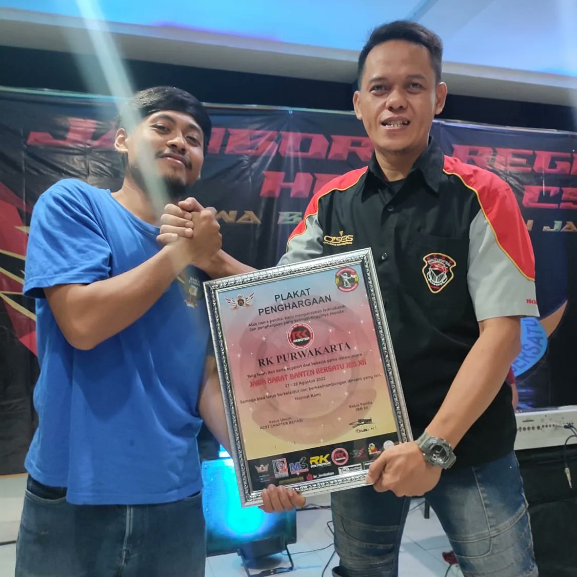 SINDOnews's tweet photo. Penyerahan plakat oleh Ketua Cybeks Agung Prasetyo kepada para sponsor yang hadir di acara Jabar Banten Bersatu XXI.
#jbbXII #jbbbekasi #jamdacs1 #cs1 #hondacs1 #hondacsone #hcstindonesia #savecs1 #galerihondacs1 #galerics1 #cs1adv #cs1adventure #cs1menolakpunah #cs1modifikasi https://t.co/Px7VLT8UKB