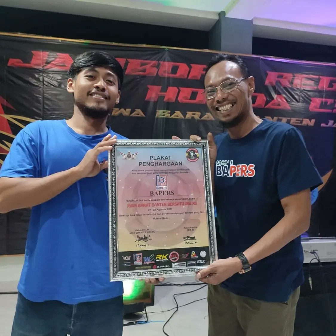 SINDOnews's tweet photo. Penyerahan plakat oleh Ketua Cybeks Agung Prasetyo kepada para sponsor yang hadir di acara Jabar Banten Bersatu XXI.
#jbbXII #jbbbekasi #jamdacs1 #cs1 #hondacs1 #hondacsone #hcstindonesia #savecs1 #galerihondacs1 #galerics1 #cs1adv #cs1adventure #cs1menolakpunah #cs1modifikasi https://t.co/Px7VLT8UKB