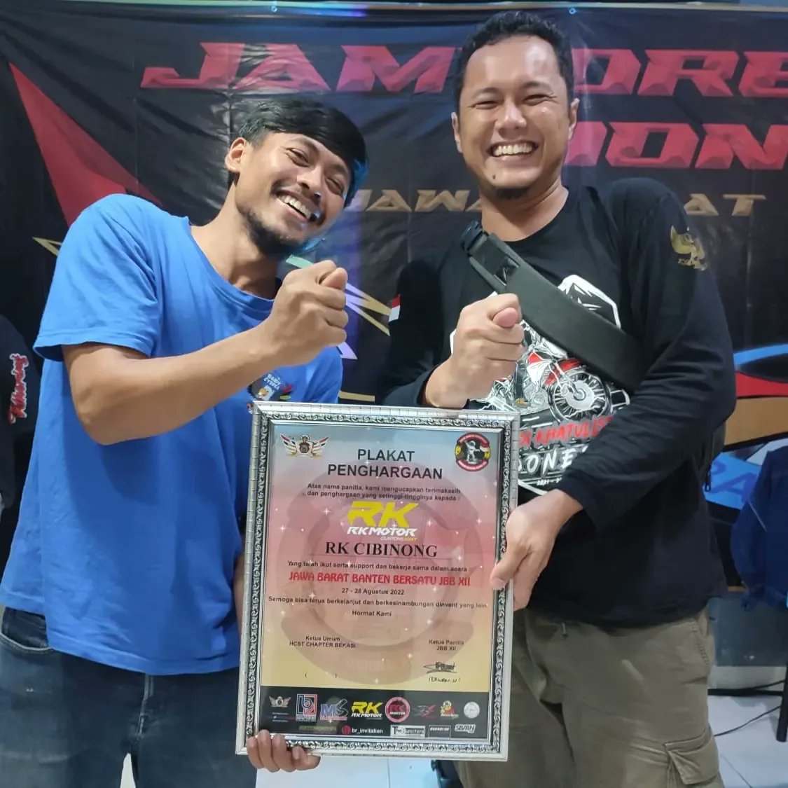 SINDOnews's tweet photo. Penyerahan plakat oleh Ketua Cybeks Agung Prasetyo kepada para sponsor yang hadir di acara Jabar Banten Bersatu XXI.
#jbbXII #jbbbekasi #jamdacs1 #cs1 #hondacs1 #hondacsone #hcstindonesia #savecs1 #galerihondacs1 #galerics1 #cs1adv #cs1adventure #cs1menolakpunah #cs1modifikasi https://t.co/Px7VLT8UKB