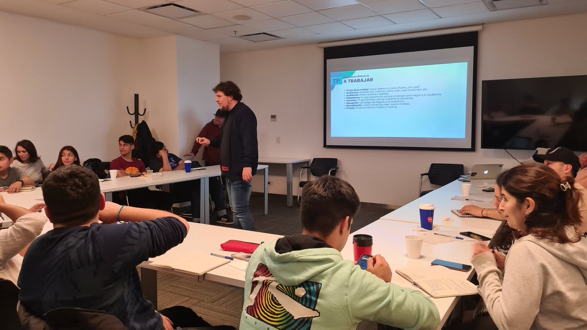CelinaDiazMelo's tweet photo. Hoy en #MásMiradas: Periodismo Híperlocal. Comenzamos la etapa 3 del proyecto en las oficinas de @LANACION pensando cómo hacer un proyecto periodístico, produciendo contenidos pensandos especialmente para audiencias, junto a @ezefranco.

@majomuller @MaldoFer12 @FOPEA https://t.co/Kw9ujeV8tu