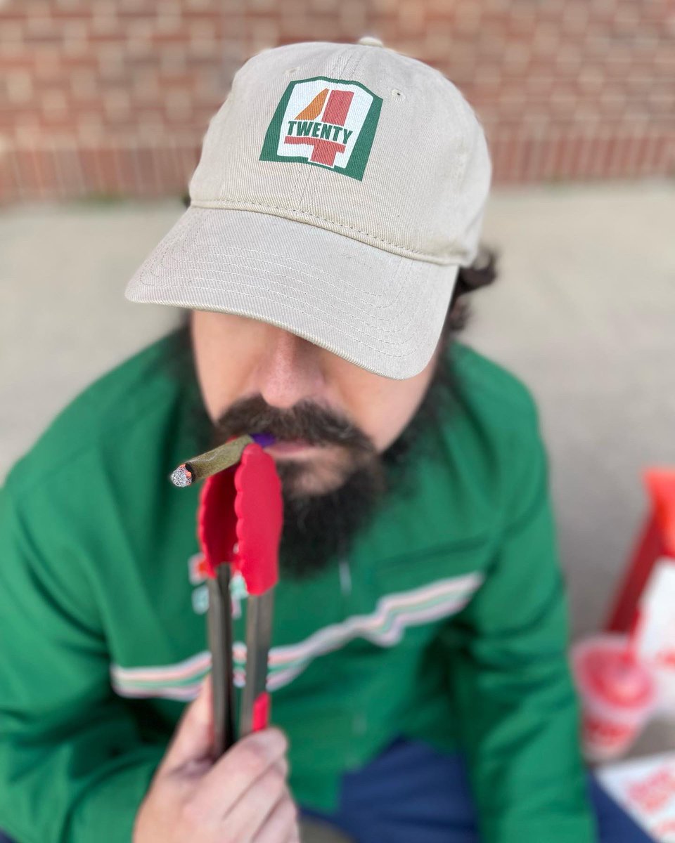 SteveKardynal's tweet photo. 7-Eleven themed weed shop, I dig it! https://t.co/SH3smVbC2R