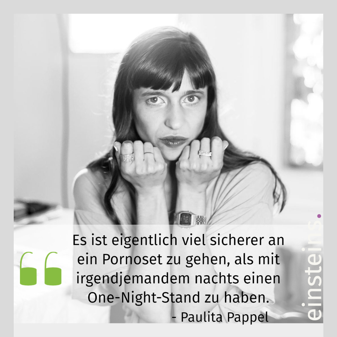Früher stand Paulita selbst vor der Kamera, heute ist sie Regisseurin von feministischen Pornos. Heute heißt es für sie bei der Arbeit “Kommunikation, Kommunikation, Kommunikation”. So möchte sie Sicherheit für ihre Performer:innen garantieren. 

📷 Natalia Portnoy