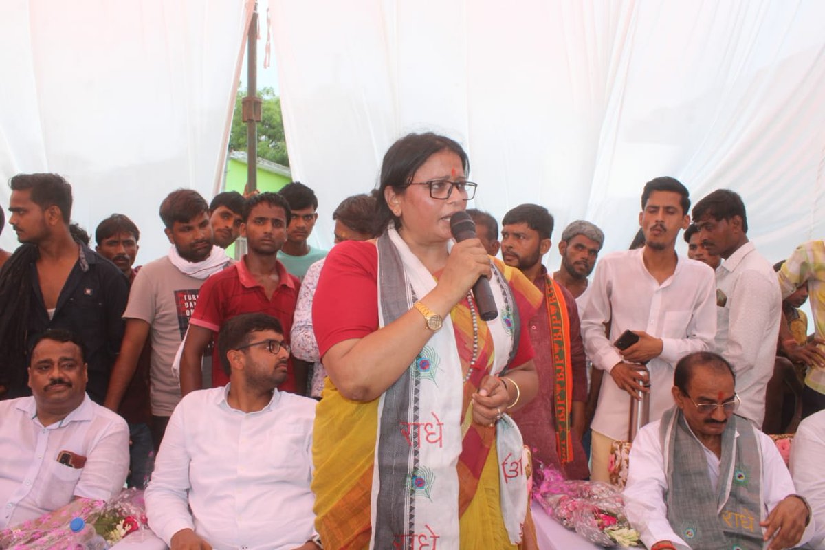 rekhavermabjp's tweet photo. संसदीय क्षेत्र धौरहरा की विधानसभा धौरहरा में ग्राम कबरियनपुरवा वि०खं० ईसानगर में जन चौपाल के माध्यम से ग्रामीणों से संवाद कर विकास कार्यों की स्थिति और अधिकारियों की कार्यशैली की जानकारी ली।
केन्द्र और राज्य सरकार की योजनाओं का लाभ अधिक से अधिक लोगों को पहुंचाने के निर्देश दिए। https://t.co/c2V9D2QT11