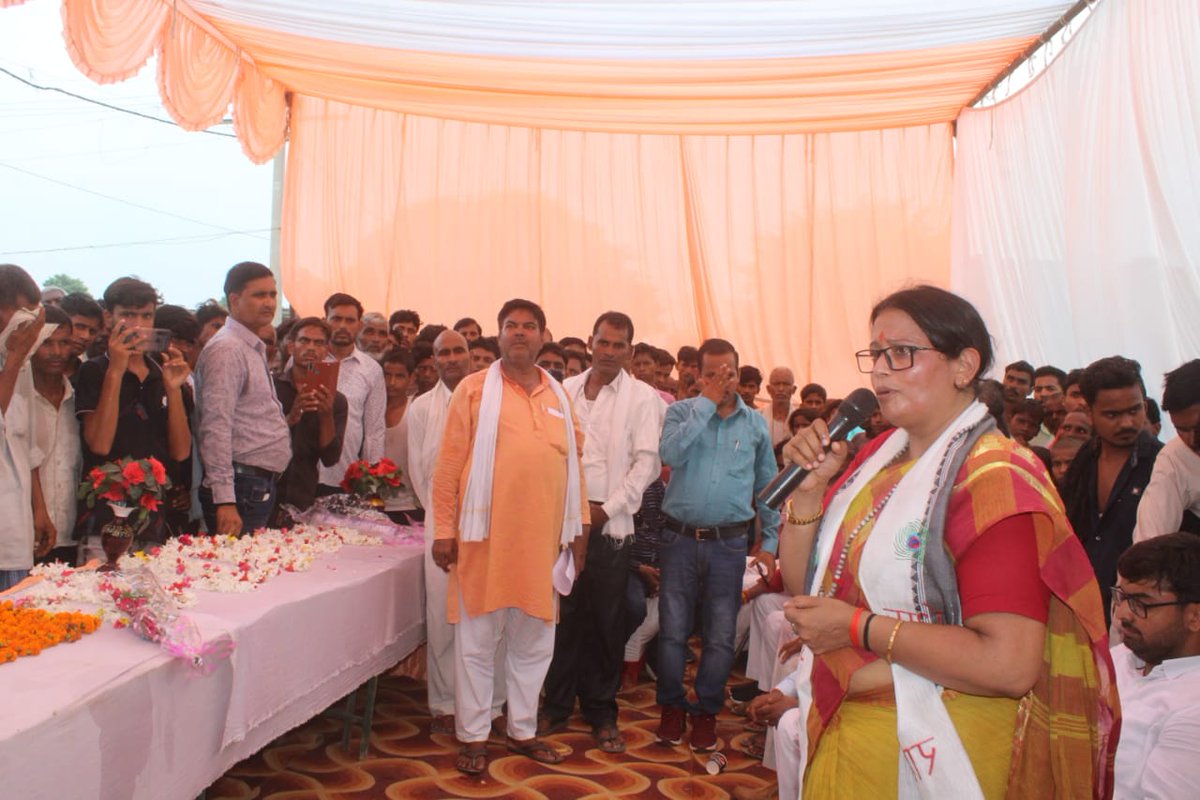 rekhavermabjp's tweet photo. संसदीय क्षेत्र धौरहरा की विधानसभा धौरहरा में ग्राम कबरियनपुरवा वि०खं० ईसानगर में जन चौपाल के माध्यम से ग्रामीणों से संवाद कर विकास कार्यों की स्थिति और अधिकारियों की कार्यशैली की जानकारी ली।
केन्द्र और राज्य सरकार की योजनाओं का लाभ अधिक से अधिक लोगों को पहुंचाने के निर्देश दिए। https://t.co/c2V9D2QT11