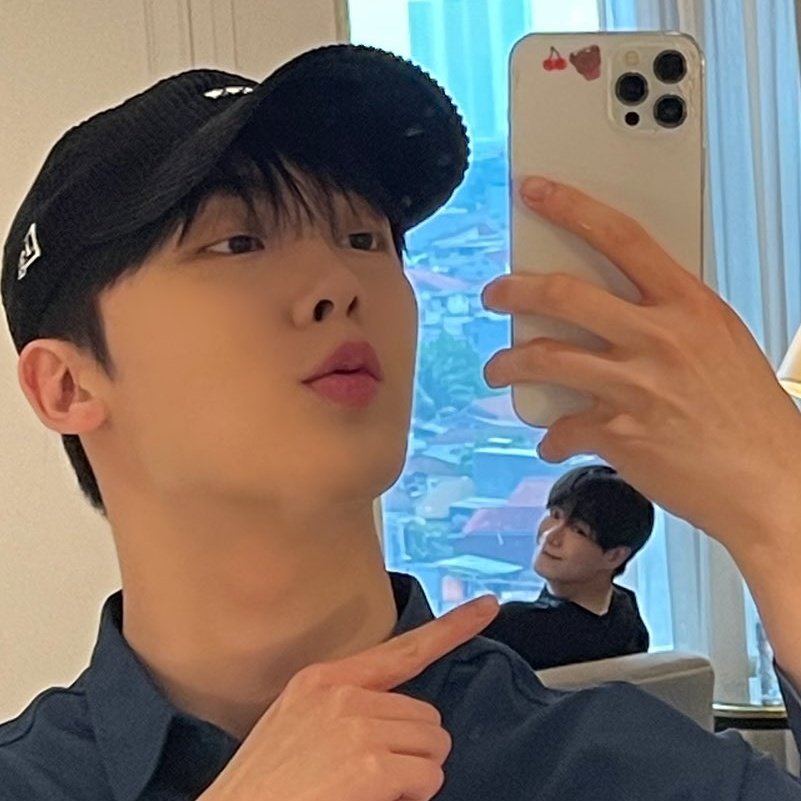 anji_ddoca's tweet photo. SANHA and tiny bin https://t.co/6HzDKE6531