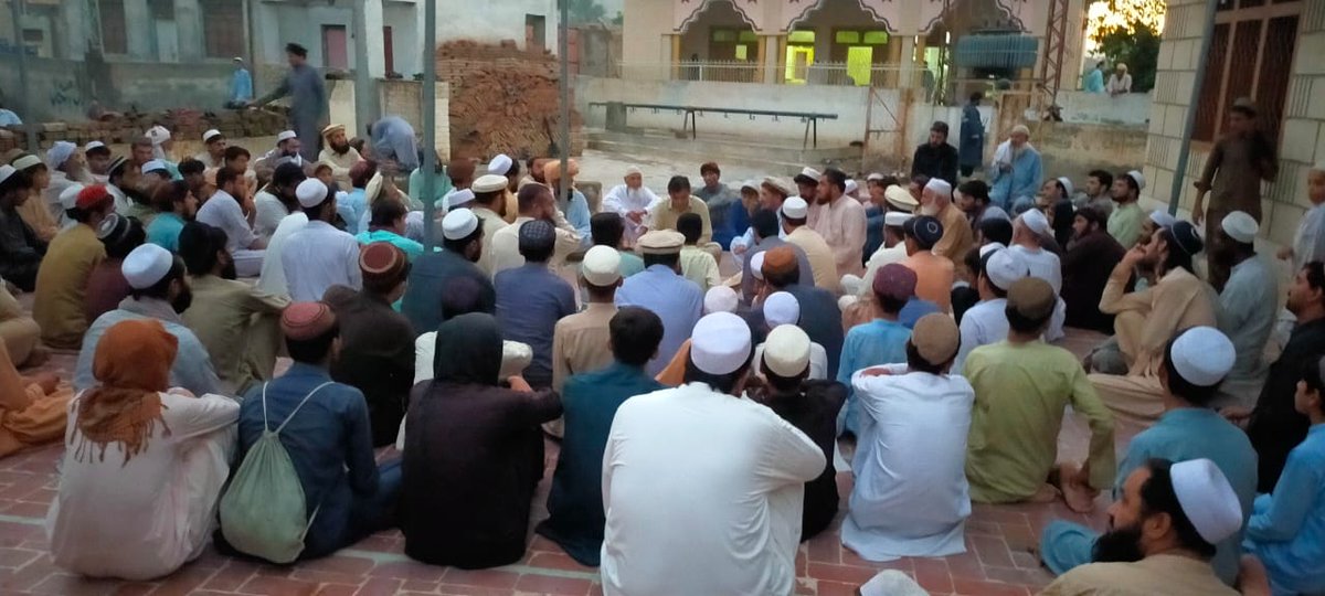 شمالی وزیرستان: نیشنل ڈیموکریٹک موومنٹ کے چیئرمین محسن داوڑ نے آج دریائے ٹوچی کے کنارے مختلف گاؤں کے دورے کیے جن میں سیلاب کی وجہ سے مقامی آبادی متاثر ہوئی ہے۔
چیئرمین محسن داوڑ نے سیلاب متاثرین سے ملاقات کی اور این ڈی ایم کی جانب سے ہر ممکن مدد کی یقین دہانی کرائی۔