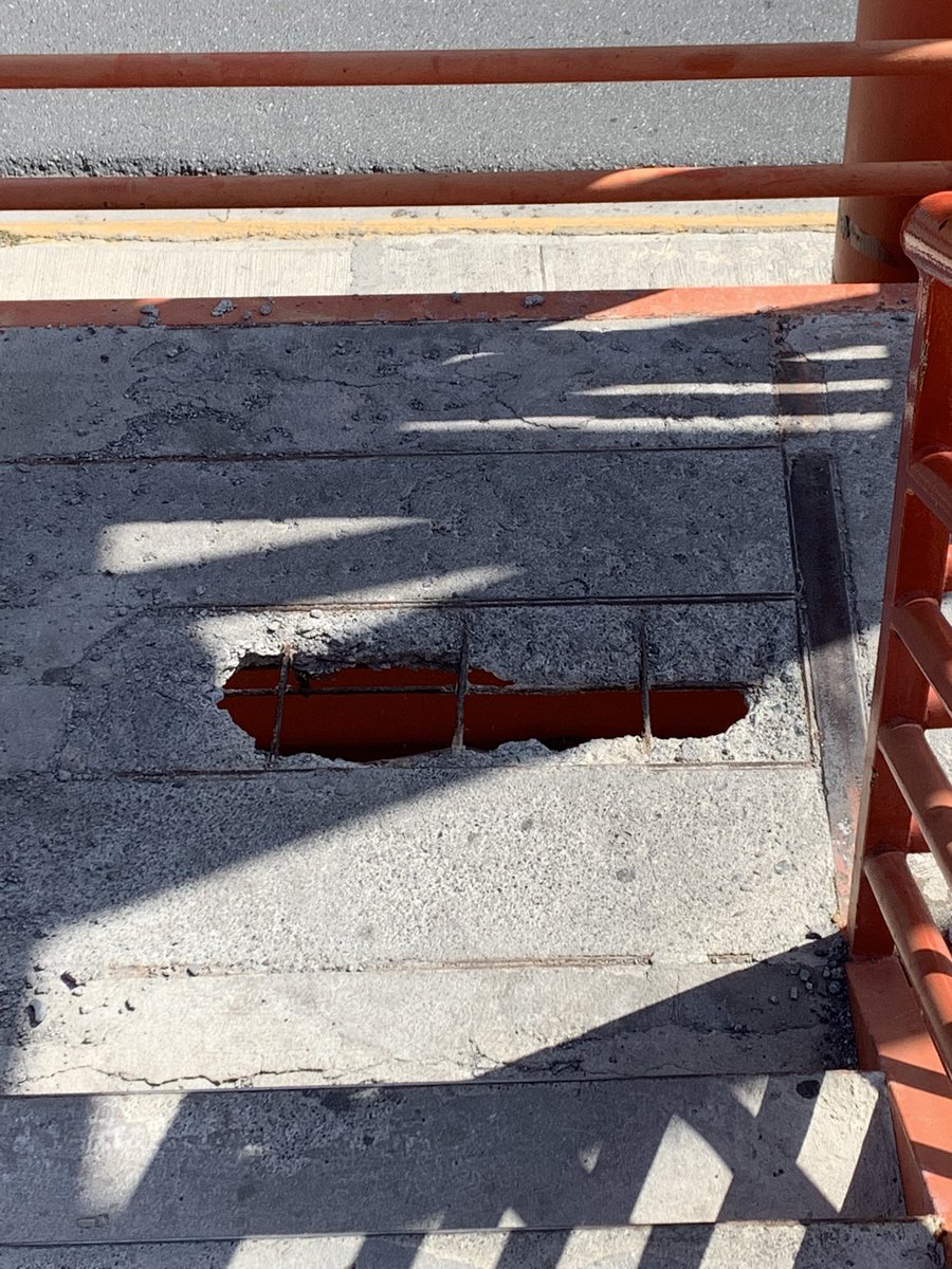 Cicmty's tweet photo. #DañoEstructural puente peatonal dañado en Av. Lázaro Cárdenas y Av. Frida Kahlo, Col. Valle Oriente. #SnPedro vía @Thelmitron 2TOCMQ https://t.co/ErClLs2lip