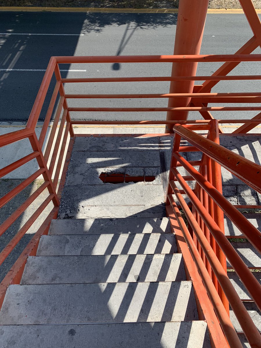 Cicmty's tweet photo. #DañoEstructural puente peatonal dañado en Av. Lázaro Cárdenas y Av. Frida Kahlo, Col. Valle Oriente. #SnPedro vía @Thelmitron 2TOCMQ https://t.co/ErClLs2lip