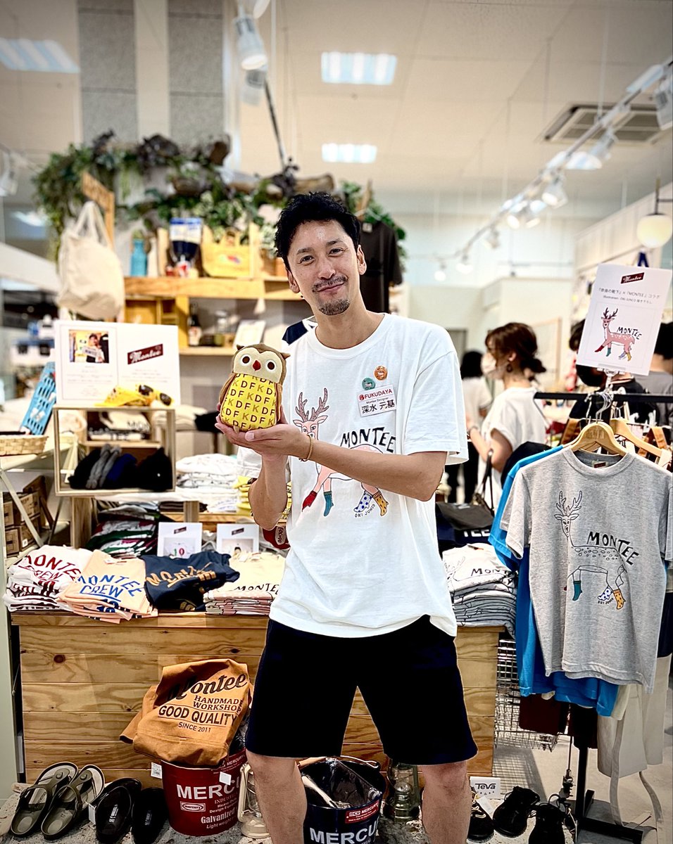 Interpark_yamag's tweet photo. 深水元基さんがご来店♪
「奈良の靴下」で深水さんプロディースの「MONTEE」の展開を今月からスタートして、そのプロモーションにご協力いただきました(^^)
めっちゃ沢山のお客様の笑顔で溢れる一日になりましたよ！
深水さん、ホントありがとうございました😊
#インターパーク店長
#深水元基
#MONTEE https://t.co/18q7kdjW5b