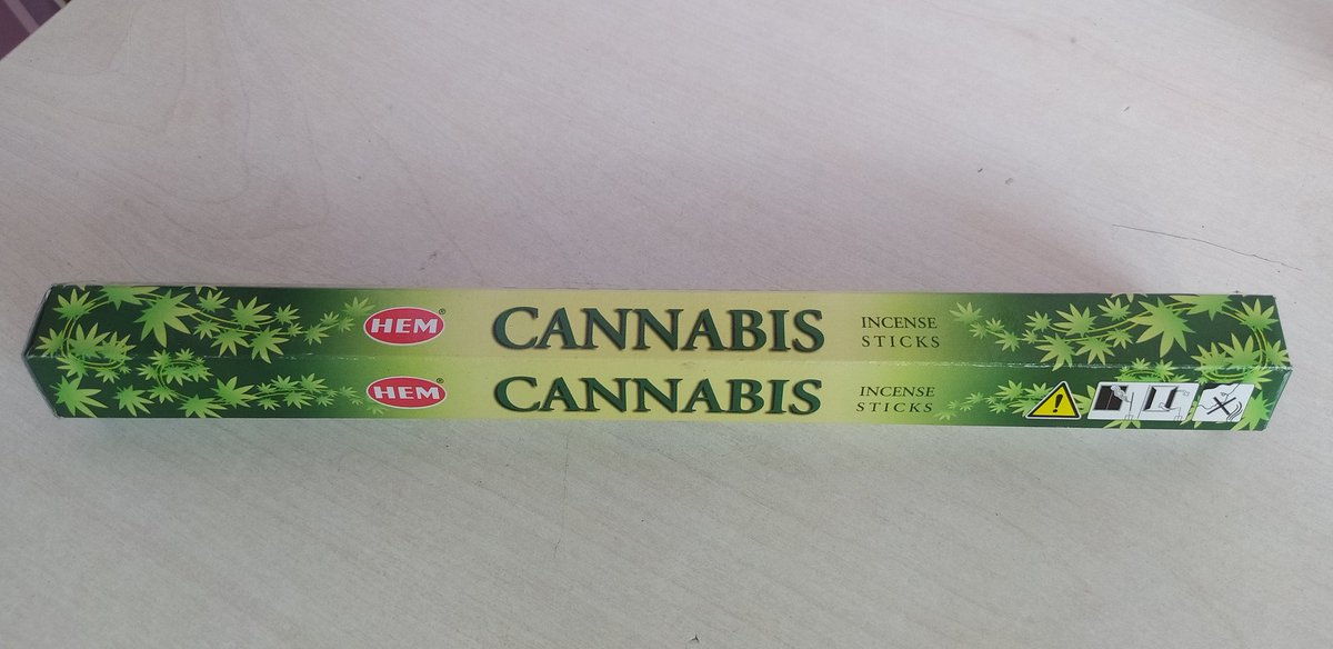 ANNEM KOKUSU GUZELMIS DIYE HEDIYE OLARAK KENEVIR/ESRAR ESANSLI TUTSULUK ALMIS CILDIRIYORUM EVDE AHSPMEPDMCPMFPSMWPCMFPMDPSMPXMC