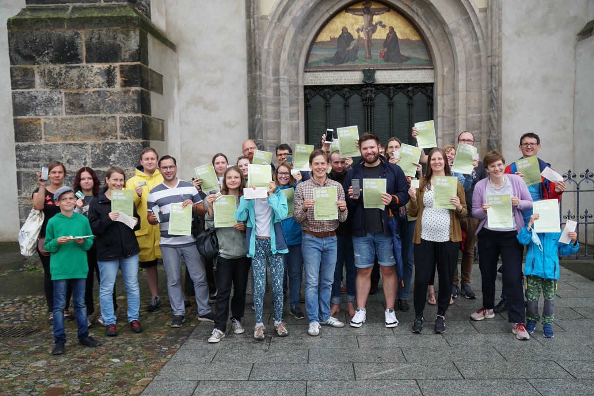 Beim Bündnisgrünen Sommercamp von <a href="/GRUENE_LSA/">GRÜNE Sachsen-Anhalt</a> in der Lutherstadt Wittenberg haben wir einen Thesenanschlag zum #9EuroTicket gemacht. 12 Thesen für ein unkompliziertes und bezahlbares Anschlussticket. Wir sagen #9EuroTicketweiterfahren.
