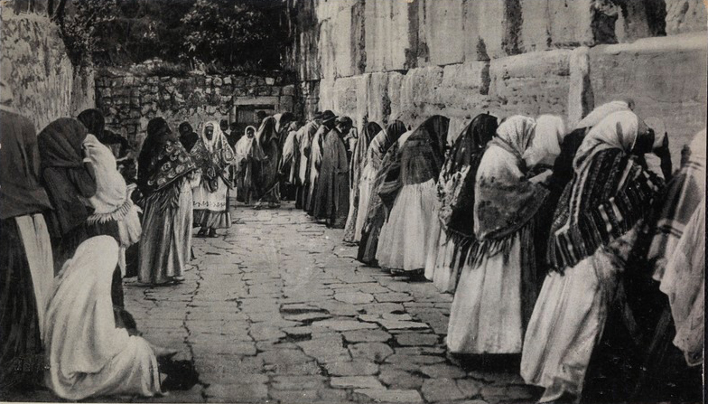 صورة عمرها حوالي 120 عاما ليهود يصلون عند حائط المبكى في أورشليم، عاصمة الشعب اليهودي منذ أكثر من...