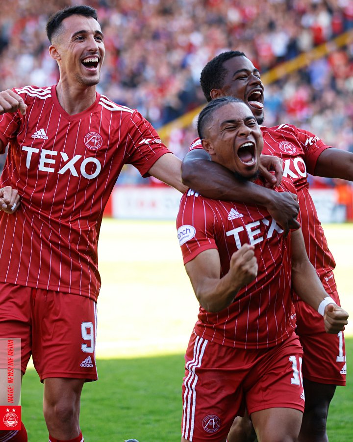 Vicente Besuijen celebrates his goal.