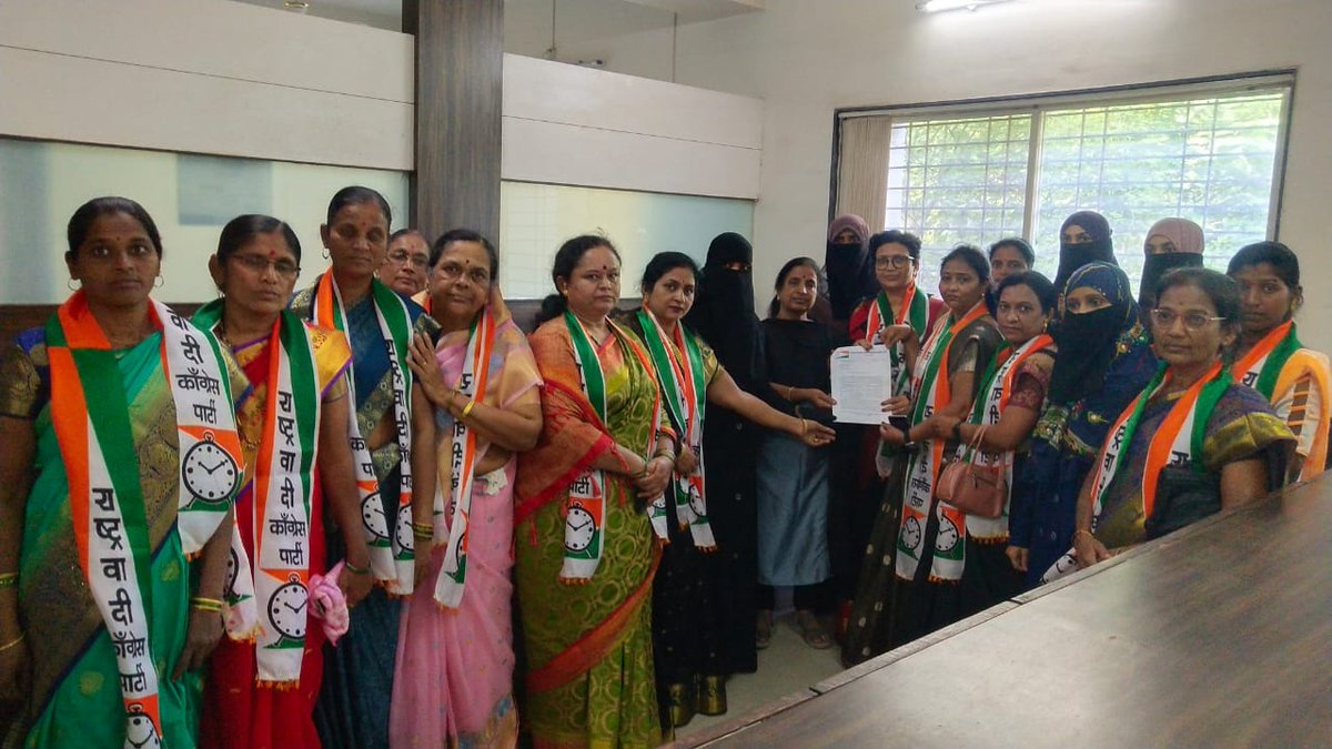 MaiSalunkhe's tweet photo. बिल्कीस बानोस न्याय देण्यासाठी सातारा जिल्हाधिकारी कार्यालय येथे गुजरात सरकार विरोधात जोरदार घोषणाबाजी करत फलक लावून राष्ट्रीय अध्यक्षा@DrFauziaKhanNCP प्रदेशाध्यक्षा @Vidyaspeaks यांच्या आदेशावरून आंदोलन केले. 
@NCPspeaks
@Jayant_R_Patil
@supriya_sule
@Jayant_R_Patil
@AshaMirge https://t.co/N2faXO3Eqs