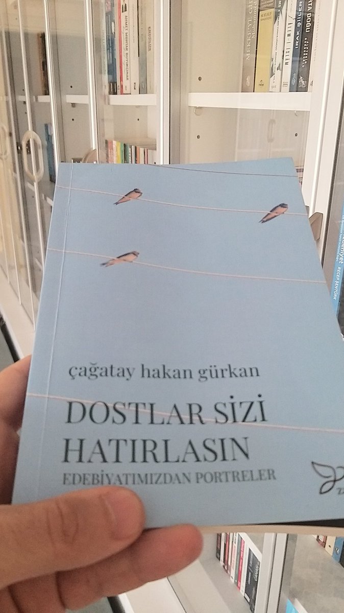 ademozkose's tweet photo. Sevgili @CagatayKhan01 ağabey @zarifyayinlari'ndan çıkan yeni kitabı "Dostlar Sizi Hatırlasın"ı göndermiş. Kitap Hasan Aycın'dan Gökhan Özcan'a kadar bir çok değerli isim hakkında yazılmış yazılardan ve çizimlerden oluşuyor. Hayırlı olsun. https://t.co/xyI9h3yj2J