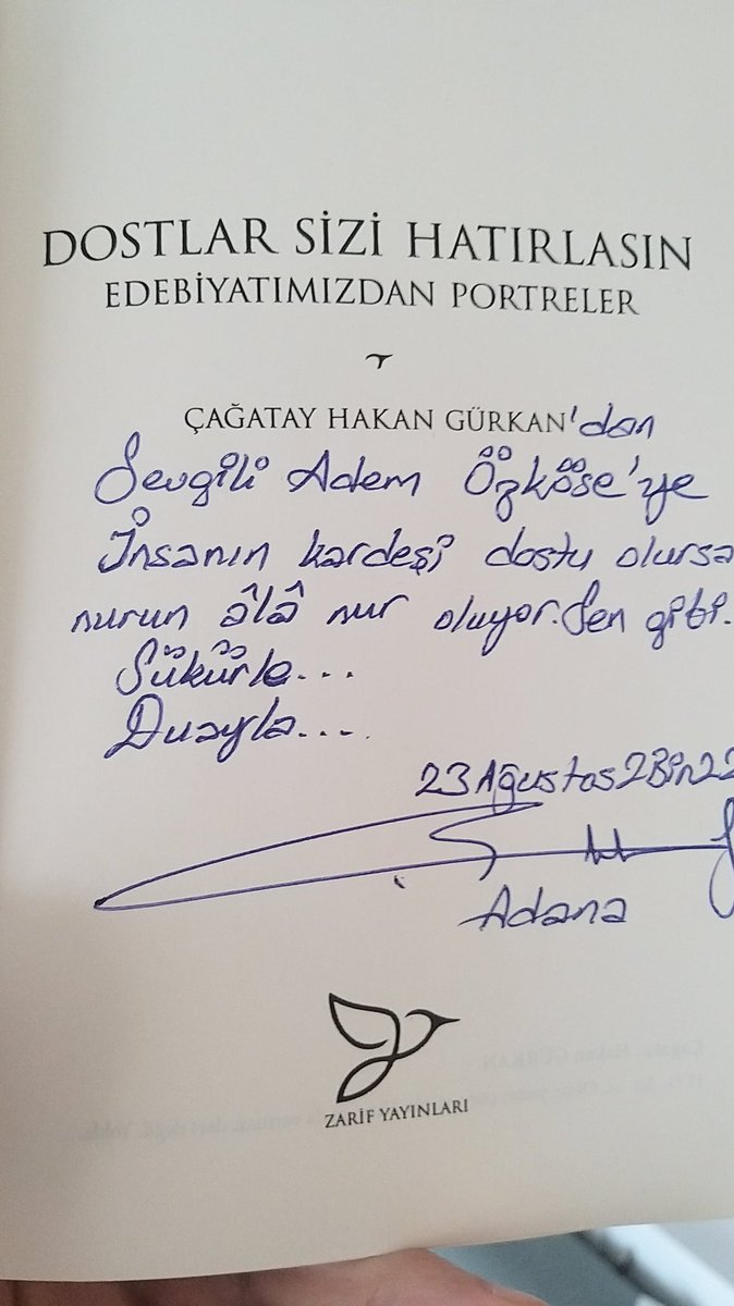 ademozkose's tweet photo. Sevgili @CagatayKhan01 ağabey @zarifyayinlari'ndan çıkan yeni kitabı "Dostlar Sizi Hatırlasın"ı göndermiş. Kitap Hasan Aycın'dan Gökhan Özcan'a kadar bir çok değerli isim hakkında yazılmış yazılardan ve çizimlerden oluşuyor. Hayırlı olsun. https://t.co/xyI9h3yj2J