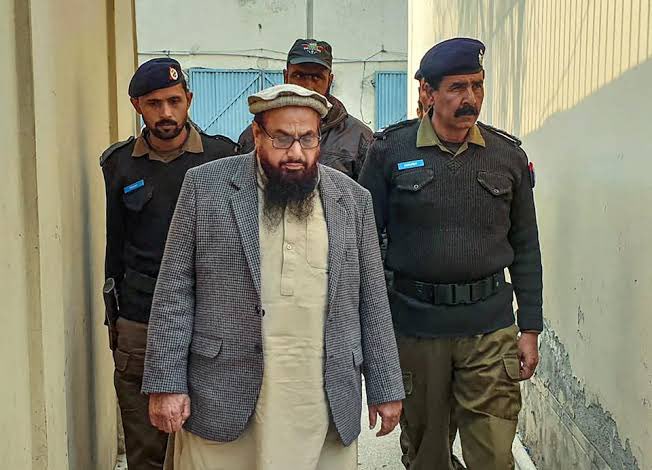 This is the same #HafizSaeed who was arrested by the government of Pakistan at the request of America.  He used to run Pakistan's largest welfare organization #fif  Their leadership is under arrest, yet their 10,000 workers are working for the flood victims.
#FloodinPakistan