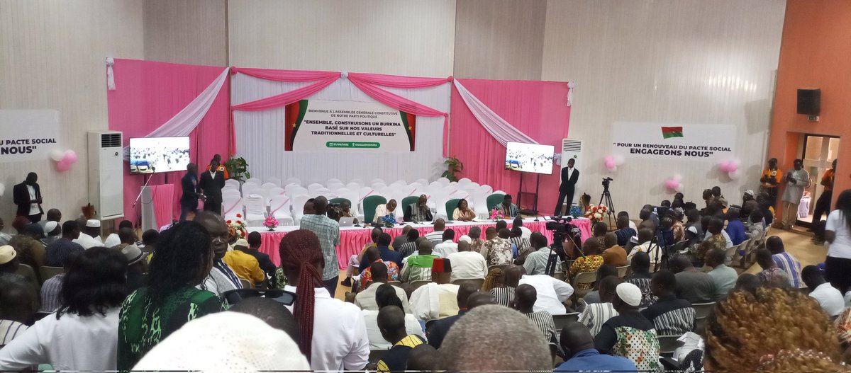 Réunis en Assemblée générale constitutive ce samedi 23 août 2022, <a href="/SmailaPr/">Pr Smaïla OUEDRAOGO</a> et ses camarades lancent un nouveau parti politique dénommé : Les Démocrates. 

Il est d'obédience "socialisme pragmatique". 

<a href="/CheickVictorien/">Cheick TRAORE</a>