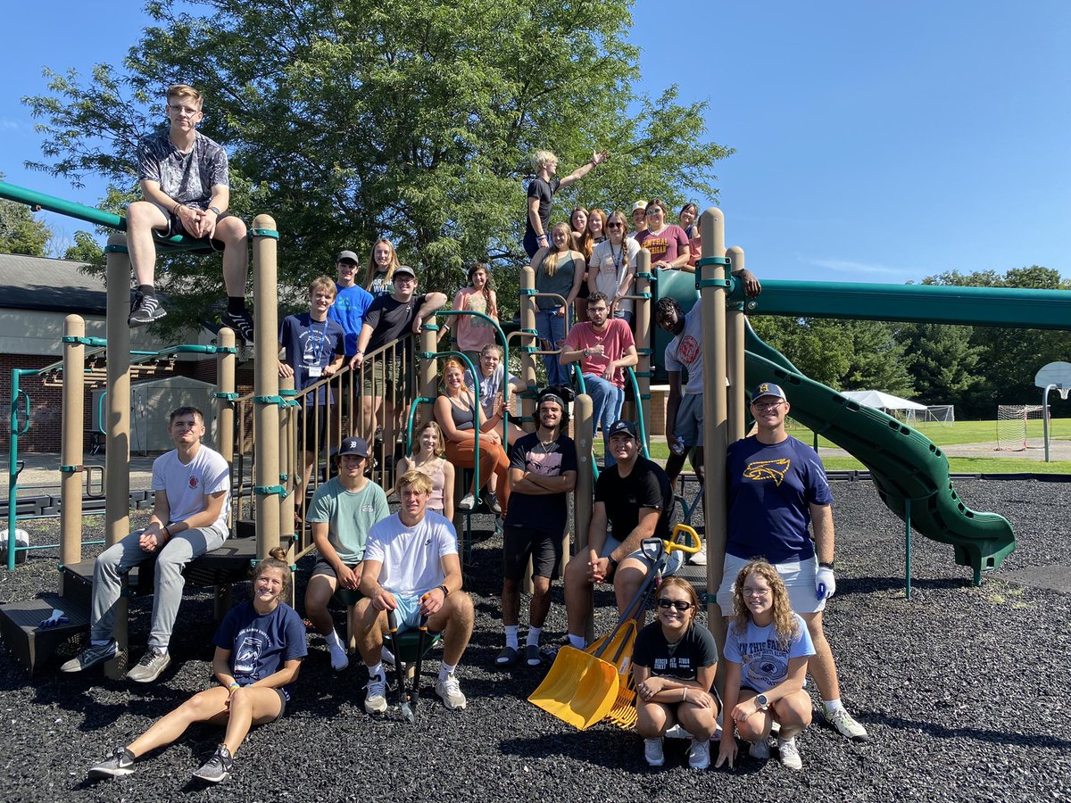 benjamingilpin's tweet photo. Incredibly blessed and grateful to have our local college students give back to their community.
Thank you @springarboru for instilling a servant mindset in the next generation!
#OneWarner https://t.co/3pUesza8Jv