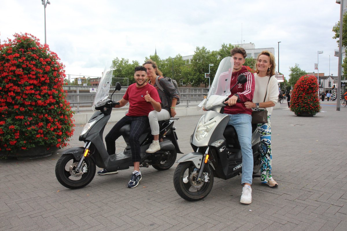 hartvoorhilv's tweet image. Wethouder Karin van Hunnik van Buurten en Wijken stapte bij een paar jongelingen op de scooter om de wijkactiviteiten van #open035 te bezoeken.