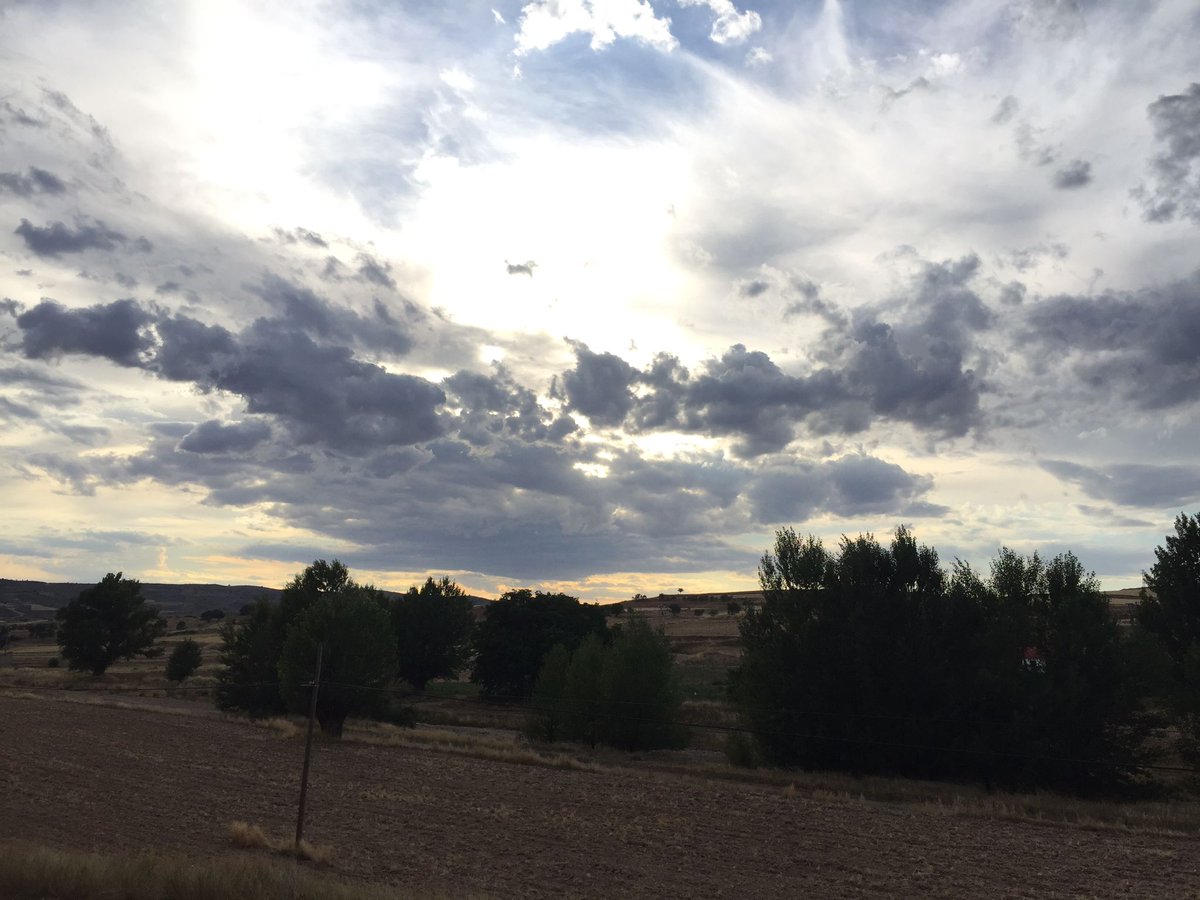 AEMET_Aragon's tweet photo. Aunque la actividad⛈️de esta tarde en #Teruel no ha sido la de ayer, localmente ha vuelto a haber intensidad 🌧️"muy fuerte" #Mosqueruela ha registrado 19 mm en la estación @AEMET_Aragon con intensidad diezminutal equivalente de 40 mm/h
Fotos de #Barrachina de Agustín Chavarrías https://t.co/rmRPPSVA7j