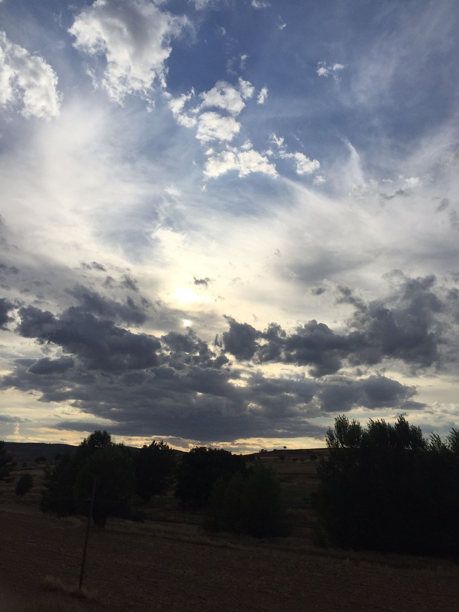 AEMET_Aragon's tweet photo. Aunque la actividad⛈️de esta tarde en #Teruel no ha sido la de ayer, localmente ha vuelto a haber intensidad 🌧️"muy fuerte" #Mosqueruela ha registrado 19 mm en la estación @AEMET_Aragon con intensidad diezminutal equivalente de 40 mm/h
Fotos de #Barrachina de Agustín Chavarrías https://t.co/rmRPPSVA7j