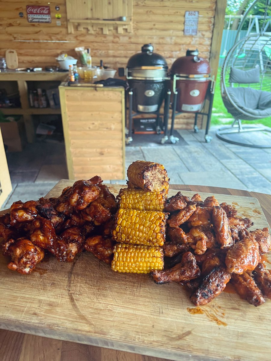 redrustybbq's tweet photo. Wings served up

Two favourites here 

Bbq with @TheSmokeyCarter pitmaster and Carolina BBQ sauce 

Then buffalo wings with @BelfastHotSauce banshee 🥵 and @FranksRedHot butter combined

🔥🔥🔥🔥🔥 https://t.co/6FRrQ4OkqZ