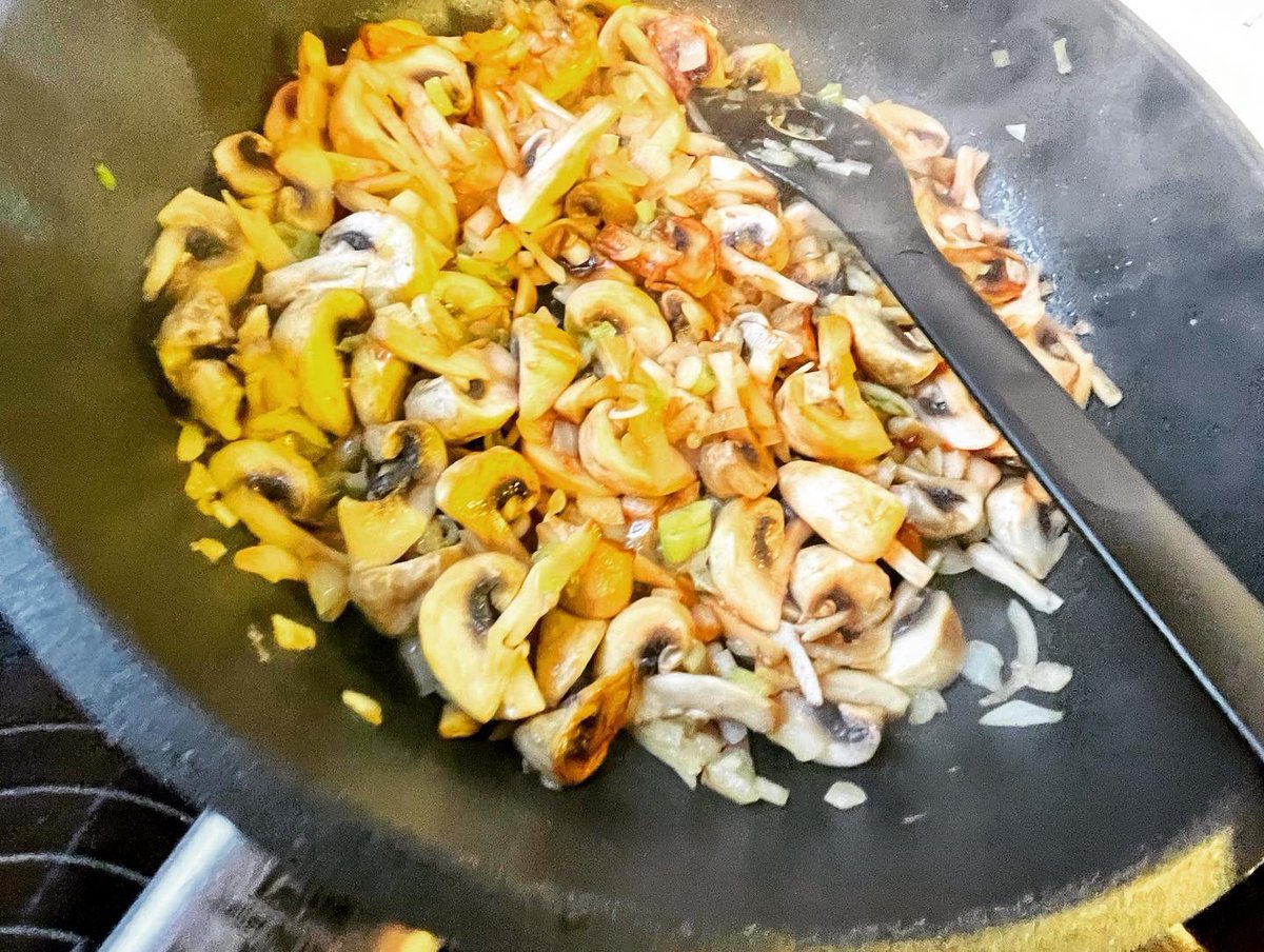 JayGuevara82's tweet photo. #Zwiebelfleisch mit #Pfefferrahm #Pilzen und #Salzkartoffeln
#Dinner #HelsKitchen #FoodPorn #RoastPorn #FunghiPorn #FungiPorn https://t.co/BclStJZszi