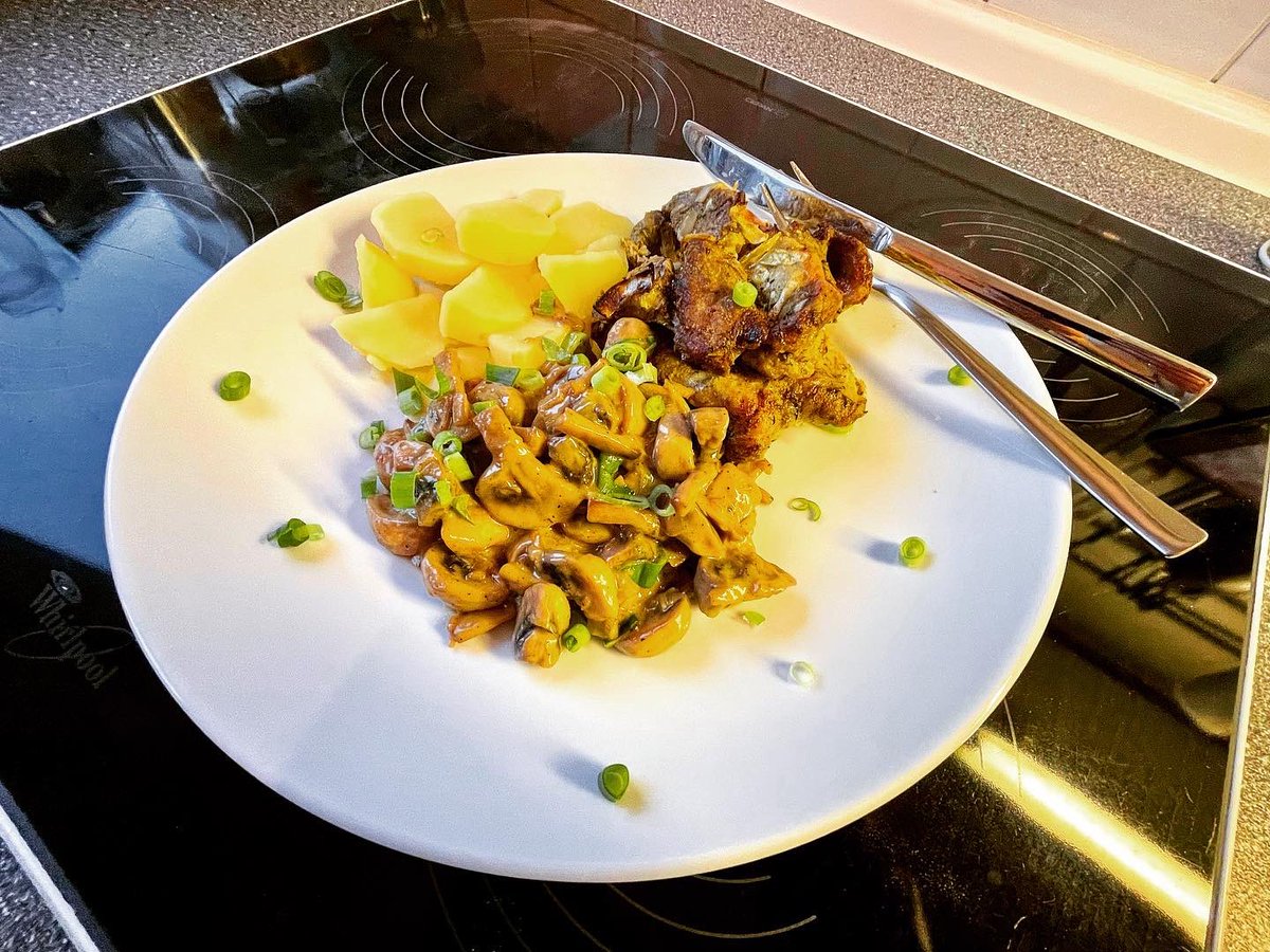 JayGuevara82's tweet photo. #Zwiebelfleisch mit #Pfefferrahm #Pilzen und #Salzkartoffeln
#Dinner #HelsKitchen #FoodPorn #RoastPorn #FunghiPorn #FungiPorn https://t.co/BclStJZszi
