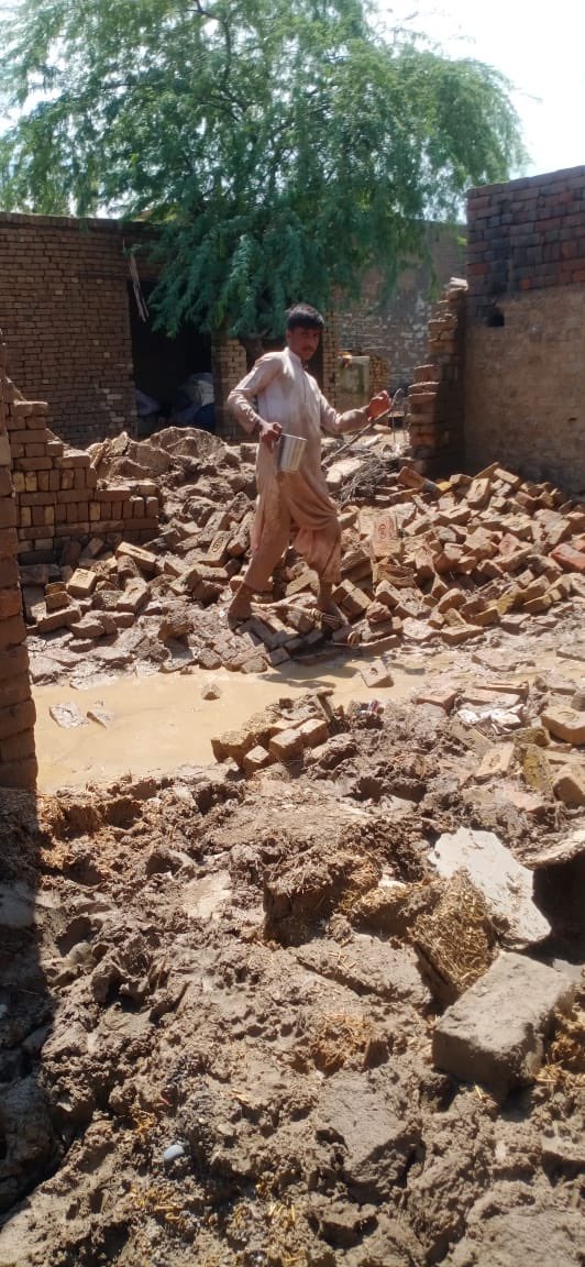 umar_mehsud's tweet photo. Today we surveyed the flood-affected houses in Garah Baloch, a village near Tank.100+ homes have been damaged. Around 40 houses have been completely damaged while the rooms and walls of the remaining houses have been damaged. https://t.co/wsv2PFvqBj