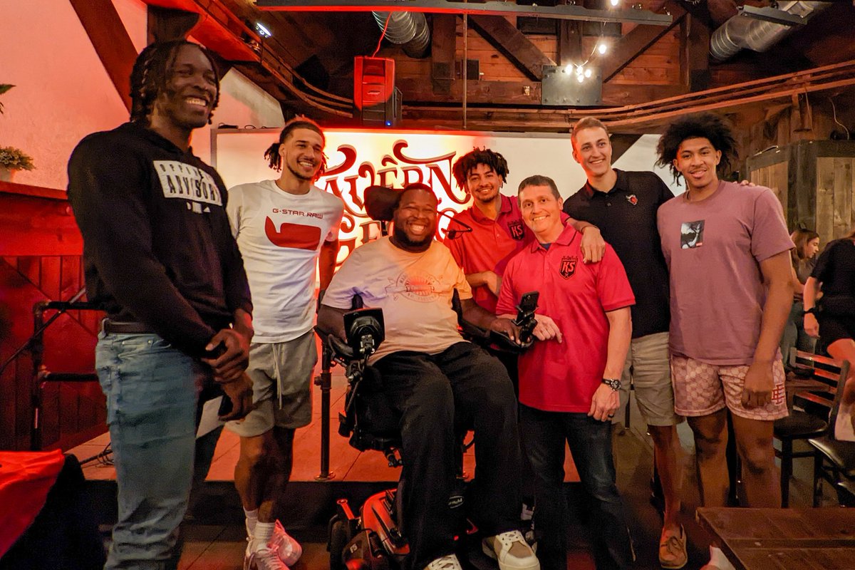 ResSports's tweet photo. Huge shout to @Geo_Baker_1 on a fantastic launch event for @KnightSociety_. My man went from playing in the NCAA Tournament in March to hosting the first event for a new business before football even started. And you already know his teammates came through to support him. 💪🏻💪🏻 https://t.co/TcUgg90fnw