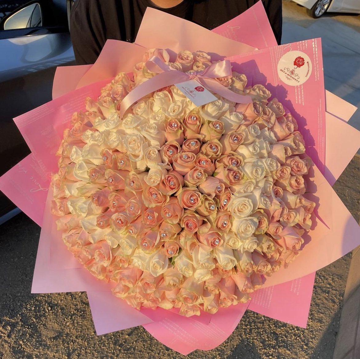 kbdlr00's tweet photo. 200 Heart shape roses 🤍🌟 IG:Beta.Bouquets https://t.co/377cg76hK6
